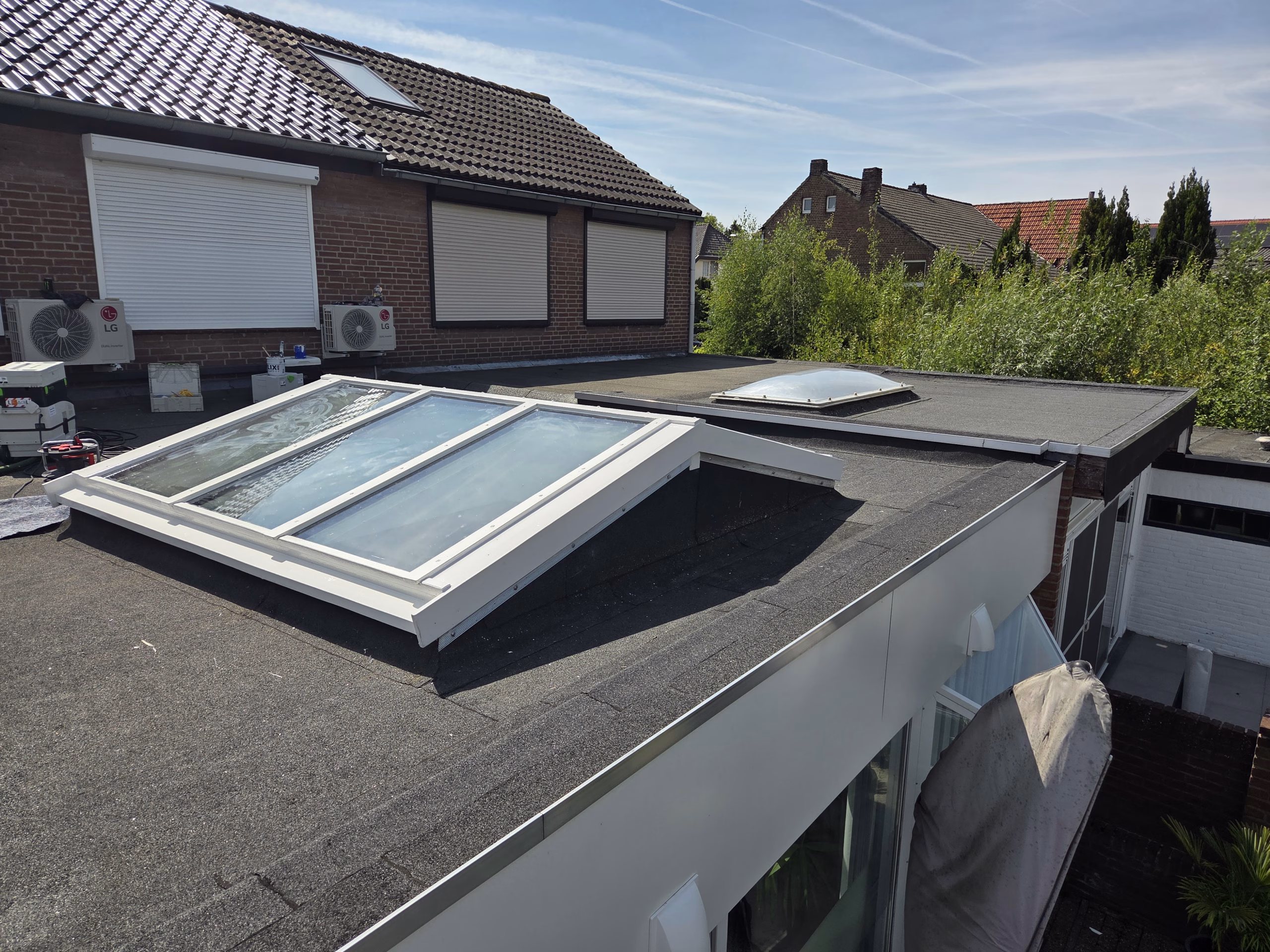 Lichtstraat op plat dak, volledig opgefrist in witte lak.